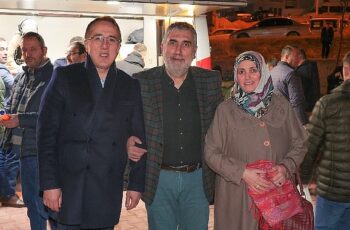 AK Parti Nevşehir Belediye Başkan Adayı Dr. Mehmet Savran, Berat Kandili dolayısıyla vatandaşlara lokma ve meyve suyu ikramında bulunarak kandillerini kutladı