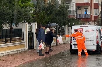 Antalya Büyükşehir Belediyesi selin etkilediği mahallelerde vatandaşlara mobil aşeviyle üç çeşit sıcak yemek, su ve ekmek yardımı yapıyor