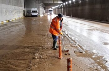 Antalya Büyükşehir Belediyesi, yaşanan sel felaketinin ardından yaraları sarmaya devam ediyor