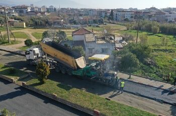 Aydın Büyükşehir Belediyesi, kente yeni yollar kazandırmak ve mevcut yolları yenilemek için çalışmalarını sürdürüyor