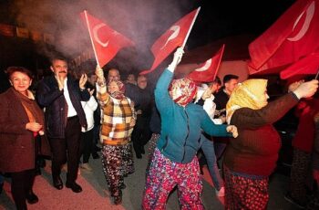 Başkan Kırgöz, 1200 araçlı konvoyla Deliktaş'ta seçim startını verdi.