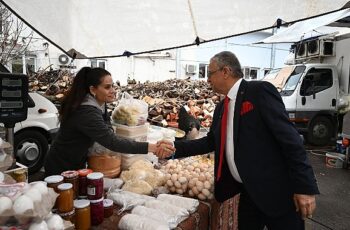 Başkan Topaloğlu'ndan pazar esnafına ziyaret