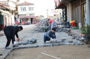 Burhaniye'de Yol İyileştirme Çalışmaları Devam Ediyor