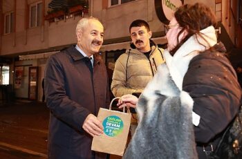 Cumhur İttifakı Adayı Büyükgöz'den İşe Giden Vatandaşlara İkram