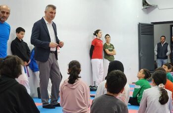 Gölcük Belediyesi tarafından tadilatı tamamlanarak yenilenen Düzağaç Kültür Merkezi'inde taekwondo dersleri başladı