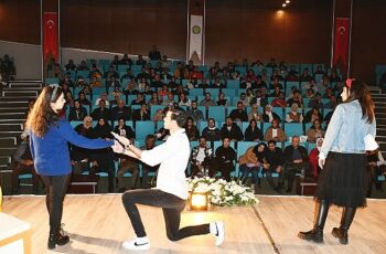 Harran Üniversitesi'nde Artiz Mektebi Tiyatro Oyunu Sahnelendi