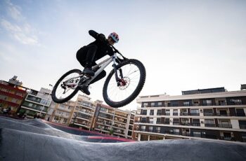 Karşıyaka'da heyecanın adresi Pump Track Bisiklet Parkuru oldu