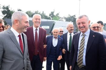 Kocaeli Büyükşehir Belediye Başkanı Tahir Büyükakın'a Gebze'de sevgi seli