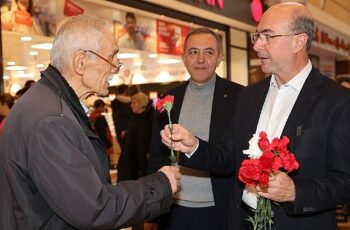 Selçuklu Belediye Başkanı Ahmet Pekyatırmacı 31 Mart Yerel Seçimleri kapsamında hafta sonu Selçuklu'nun farklı noktalarındaki alışveriş merkezlerinde vatandaş ve esnaflarla bir araya geldi