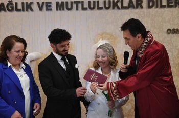 Sevgililer Günü'nde Başkan Dündar nikah kıydı