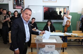 Antalya Büyükşehir Belediye Başkanı Muhittin Böcek oyunu kullandı