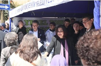 Aydın Büyükşehir Belediye Başkanı Özlem Çerçioğlu, Ata Tohumlarından üretilen fidelerin dağıtımını Efeler'in Kurtuluş Mahallesi'nde kurulan Pazar Pazarı'nda gerçekleştirdi