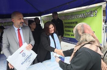 Aydın Büyükşehir Belediye Başkanı Özlem Çerçioğlu, Ata Tohumlarından üretilen fidelerin dağıtımını Söke'de gerçekleştirdi