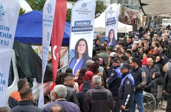 Aydın Büyükşehir Belediye Başkanı Özlem Çerçioğlu, Buharkent'te Ata Tohumlarından üretilen binlerce fidenin dağıtımını yaptı ve Buharkent Pazarı'nı ziyaret etti.