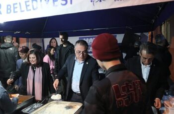 Aydın Büyükşehir Belediye Başkanı Özlem Çerçioğlu, Efeler ilçesinin Kemer Mahallesi'nde vatandaşlarla iftarda buluştu