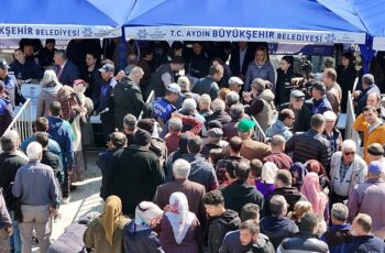 Aydın Büyükşehir Belediye Başkanı Özlem Çerçioğlu, İncirliova'da Ata Tohumlarından üretilen binlerce fidenin dağıtımını yaptı ve esnafla bir araya geldi