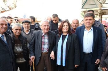 Aydın Büyükşehir Belediye Başkanı Özlem Çerçioğlu, Sultanhisar ilçesinde Ata Tohumlarından üretilen fidelerin dağıtımını gerçekleştirdi ve pazar esnafıyla buluştu