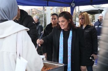 Aydın Büyükşehir Belediyesi, Ramazan ayı boyunca kurduğu geleneksel iftar sofralarıyla vatandaşları bir araya getirmeye devam ediyor