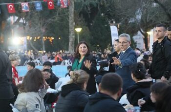 Aydın Büyükşehir Belediyesi'nin kurduğu geleneksel iftar sofraları, binlerce Aydınlıyı bir araya getirmeye devam ediyor