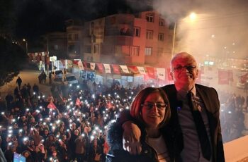 Başkan Deveciler, Bahçelievler Mahallesi'nde Coşkulu Bir Kalabalıkla Buluştu