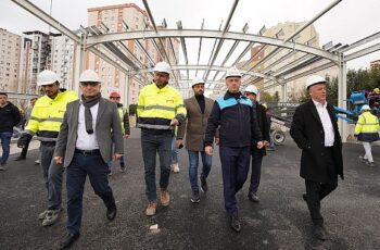 Beylikdüzü Belediye Başkanı Mehmet Murat Çalık, yapımında sona yaklaşılan Aziz Sancar Bilim ve Sanat Merkezi ile pazar yeri inşaatında incelemelerde bulundu