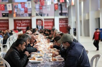 Büyükşehir Belediyesi Atatürk Spor Salonu'nda iftar sofrası kurdu