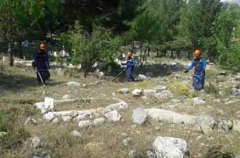 Büyükşehir'den Bayram Öncesi Mezarlık Temizliği