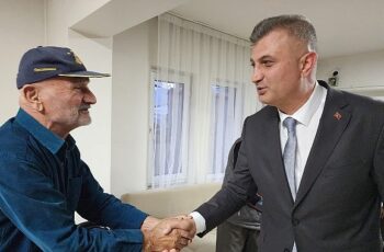 Gölcük Belediye Başkanı Ali Yıldırım Sezer, Yaşlılar Haftası'nda Gölcük Prof. Dr. İsmail Barış Huzurevi sakinlerini ziyaret ederek Gölcük'ün çınarları ile hasbihal etti