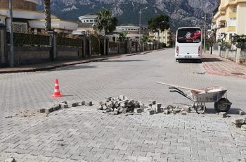 Kemer'de yol ve kaldırım çalışmaları