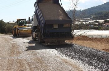 Kumluca Ortaköy'de deforme olan yollar asfaltlanıyor