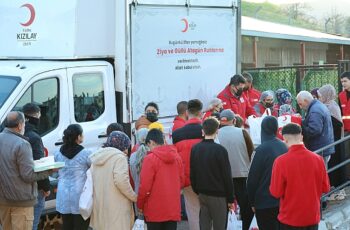 Türk Kızılay İzmir İl Merkezi Günlük 2000 Kişiye İftar Veriyor