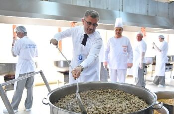 Üsküdar'da Dev Kazanlar Ramazanda İftar İçin Kaynıyor 10 Ayrı Noktada 30 Bin Kişiye Sıcak Yemek Dağıtılıyor