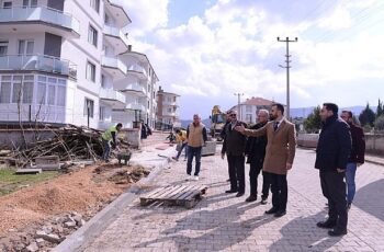 Yeniceköy'de Yol Kaplama Ve Tretuvar Çalışmaları Sürüyor