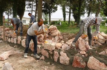 17 mezarlıkta taş duvar ve tel çit yapılıyor