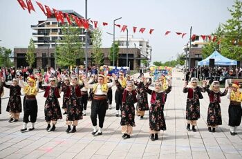 23 Nisan Ulusal Egemenlik ve Çocuk Bayramı, Kartepe'de coşkuyla kutlandı.