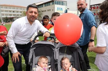 23 Nisan Ulusal Egemenlik ve Çocuk Bayramı, tüm yurtta olduğu gibi Nevşehir'de de coşkuyla kutlandı. Törene Nevşehir Belediye Başkanı Rasim Arı'da katıldı