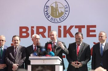 31 Mart Yerel Seçimlerinde Sivas Belediye Başkanı olarak seçilen Dr. Adem Uzun görevi devraldı