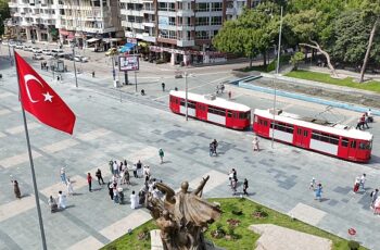 Antalya Büyükşehir Cumhuriyet Meydanı'ndaki engelleri kaldırdı