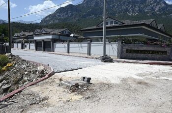 Arslanbucak Mahallesi'nde yol ve kaldırım çalışması