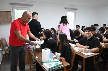 Başkan Topaloğlu'ndan öğrencilere yemek ikramı