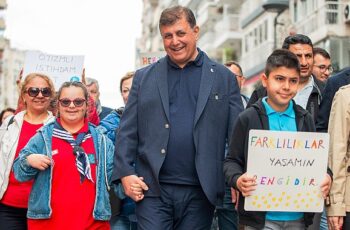 Başkan Tugay 2. İzmir Otizm Yürüyüşü'ne katıldı “Çocuklarımızı kent yaşamı içinde görmek istiyoruz"