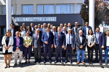 Başkan Tugay bayramın ilk günü Urla ve Çeşme'de yurttaşlarla buluştu