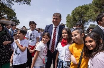 Başkan Tugay Kültürpark'ta çocuklarla bir araya geldi