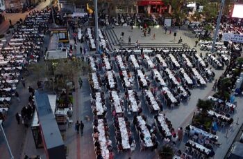 Burhaniyeliler, Kadir Gecesi'nde her yıl olduğu gibi bu yıl da Cumhuriyet Meydanı'nda iftarda buluştu