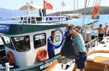 Büyükşehir Bayram Tatilinde Teknelerden Atık Toplamaya Devam Etti