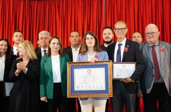 Çeşme'nin ilk kadın başkanı Lal Denizli mazbatayı aldı