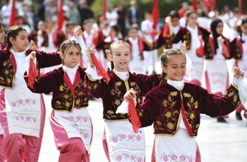 Cumhuriyet Meydanı çocukların gösterileriyle renklendi