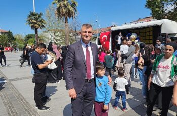 Gölcük Belediyesi'nin Ramazan Bayramı kapsamında Anıtpark'ta hazırladığı oyun alanını dolduran çocuklar, coşku içerisinde doyasıya eğlendiler