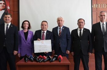 Herkesin Başkanı Muhittin Böcek mazbatayı aldı