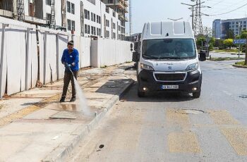 İzmir'de her gün 850 işçi 2 bin kilometrelik güzergahı temizliyor